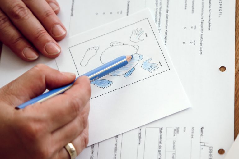 Feinmotorik-Übung mit Stift